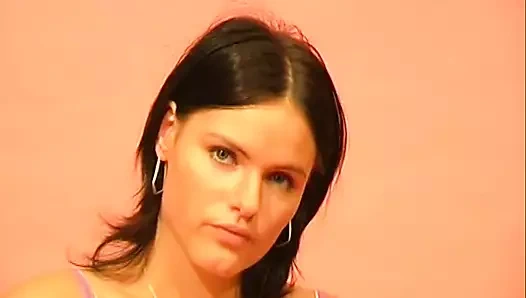 Bir seks oyuncağıyla esmer amını mastürbasyon yapan teşhirci bir sokak fahişesi olarak Nikola'nın ilk pornosu