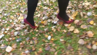 Bayan l kırmızı topuklu ayakkabılarla yürüyorum.