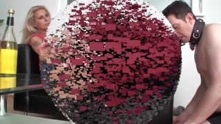 Milf vahşi melek onu kırmızı botlarını yalamak istiyor