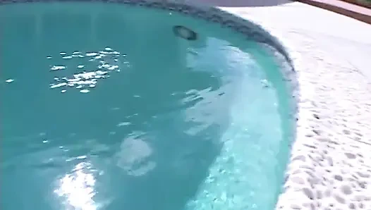 Sarışın kadın sıkı götünü siktirmeden önce canavar bir yarağa sakso çekiyor