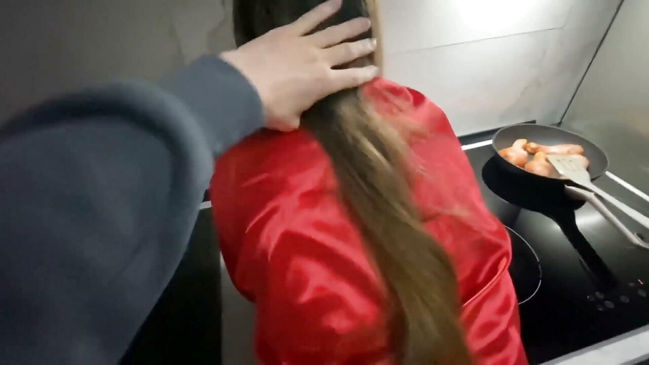 Ben akşam yemeğimizi pişirirken üvey erkek kardeşim beni mutfakta sikiyor