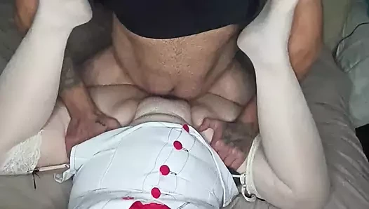 Seksi çift çoraplı ve hemşire üniformalı sikişiyor