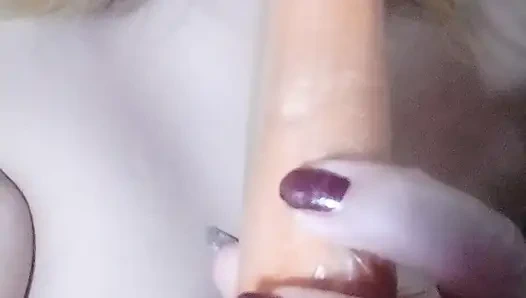 Staife göğüsleriyle oynuyor