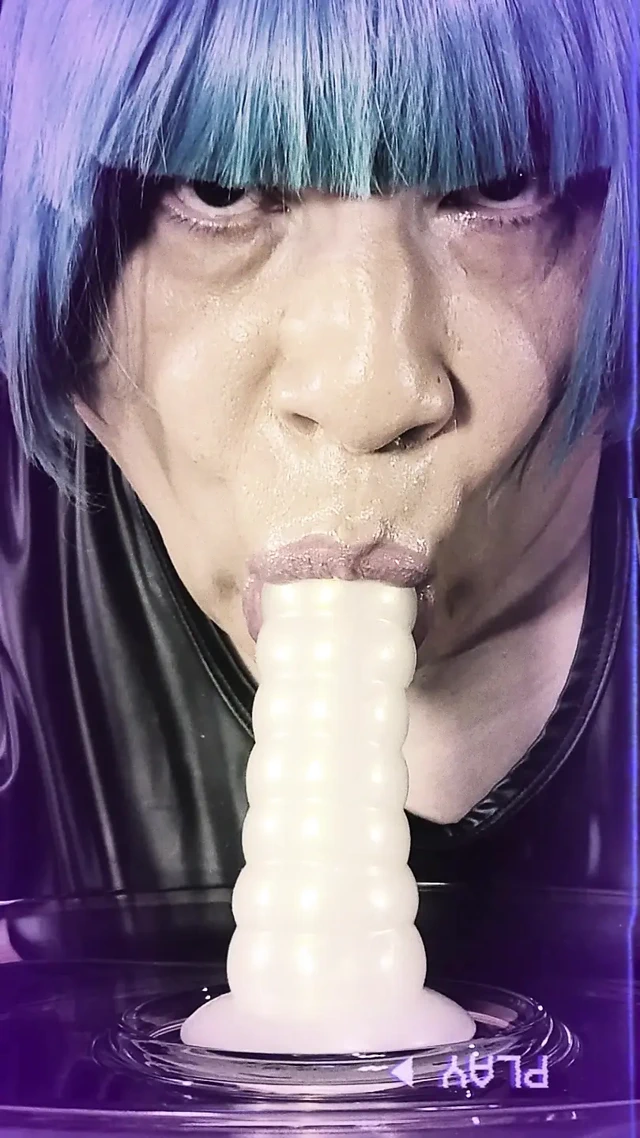 Kadın kılıklı sürtük Kandi Kane gırtlağına kadar alıyor ve yarağa tapıyor