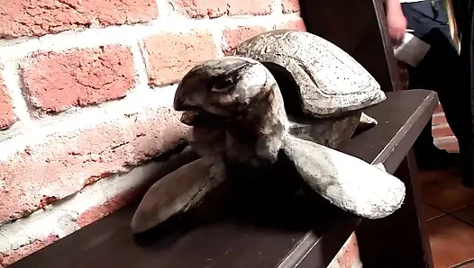 Azgın sarışın iki horoz istiyor ve kocası izliyor ve mastürbasyon yapıyor