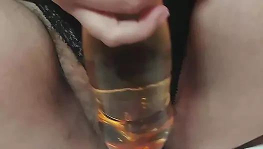 Şişe ile el ve kedi JOI