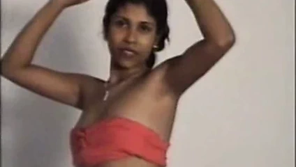 Hintli kadın göğüslerini gösteriyor