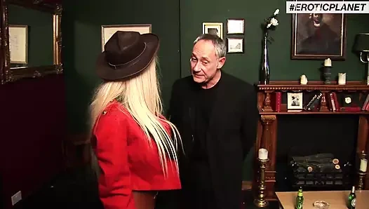 Büyük memeli sarışın - sert polis anal