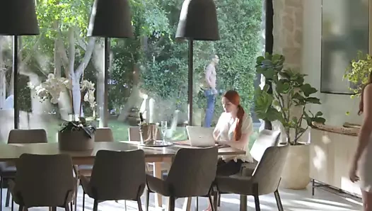 Kontrolde olmayı seviyor – üvey annenin büyük kıçı