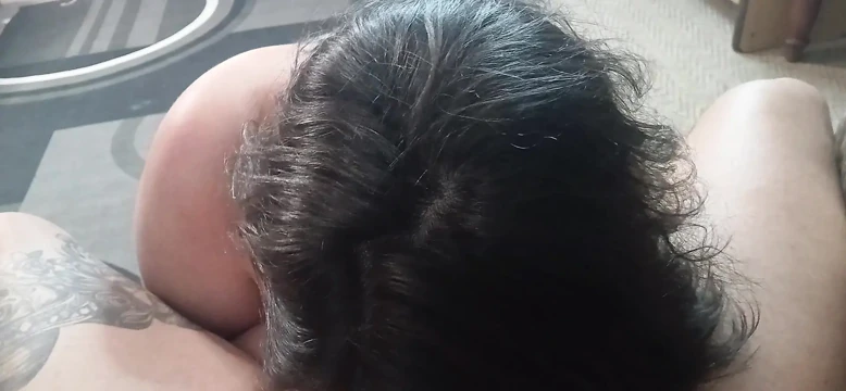Tombul üvey annemle öpüşüyor ve ön sevişme