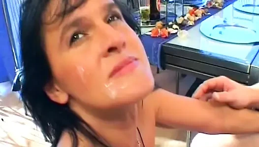 Ateşli Alman genç erkek avcısı sert sikişiyor