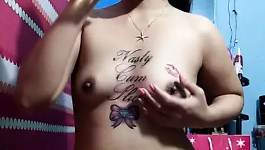 Jess kristal asyalı porno yıldızı işiyor ve altın duş