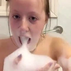 Banyo köpüğü ile oynayan seksi bebek - boğuluyor