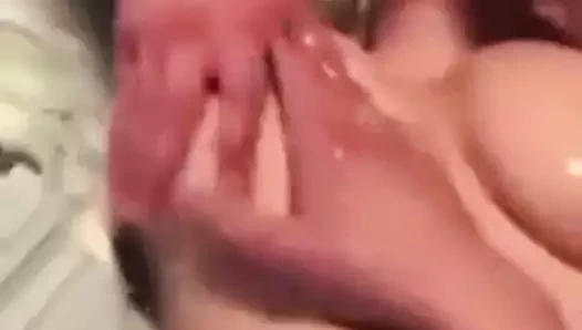 Bir kızla bir arkadaşı becerdin