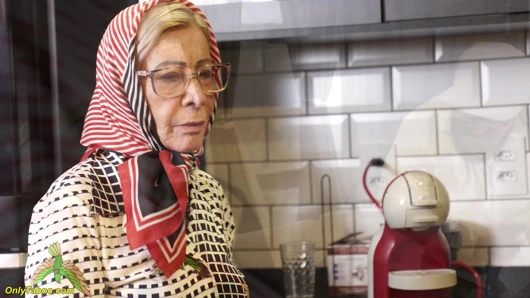 77 yaşındaki nine götünü sert parçalıyor