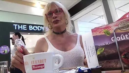 Stefani botları gerçek hayatta alışveriş yaparken bir adamla tanışıyor