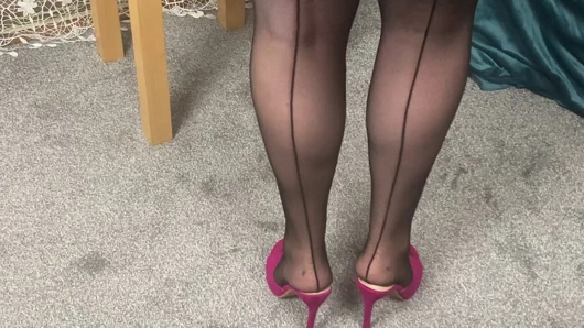 Bayan olgun ayaklar deri eteğini çıkarıyor