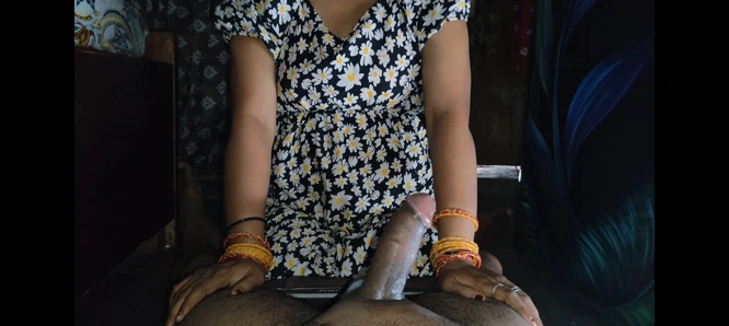 Mahalledeki baldız odama geliyor ve penisimi emiyor ve sperm ağzına çıkıyor