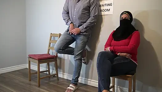 Sadakatsiz Müslüman kadın umumi bekleme odasında ona teşhir ettikten sonra büyük yarağıma karşı koyamadı.
