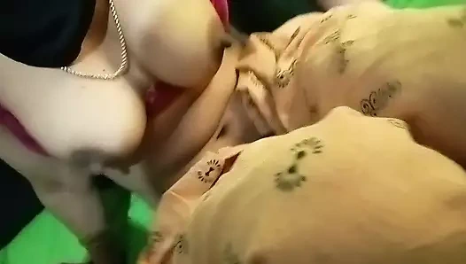 Üvey erkek kardeş ebeveynleri dışarıdayken üvey kız kardeşinin amını ovuyor