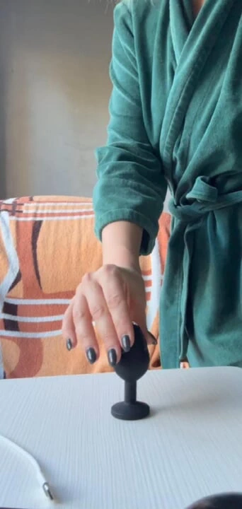 Anal sürtük eğitimi: göt tıkacı ve amcık kıskaçları