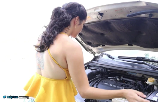 Tamirci ıssız bir yerde mahsur kalan evli kadını sikiyor