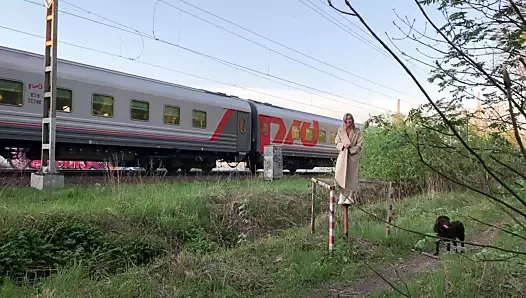 Sugarnadya seksi vücudunu tüm trene göstermeye karar verdi.