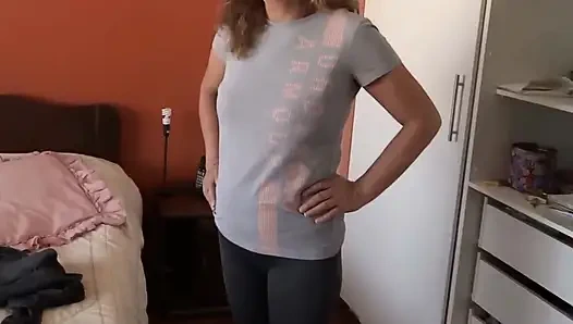 58 yaşındaki olgun latin üvey oğlunun arkadaşlarının önünde çok heyecanlı bir şekilde gösteriş yapıyor, onlardan yaraklarını göstermelerini istiyor