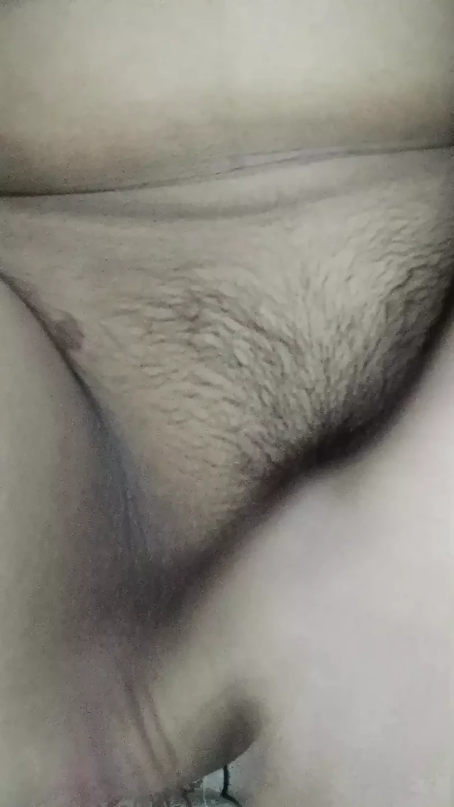 Hintli kız evde yalnız amını parmaklıyor..