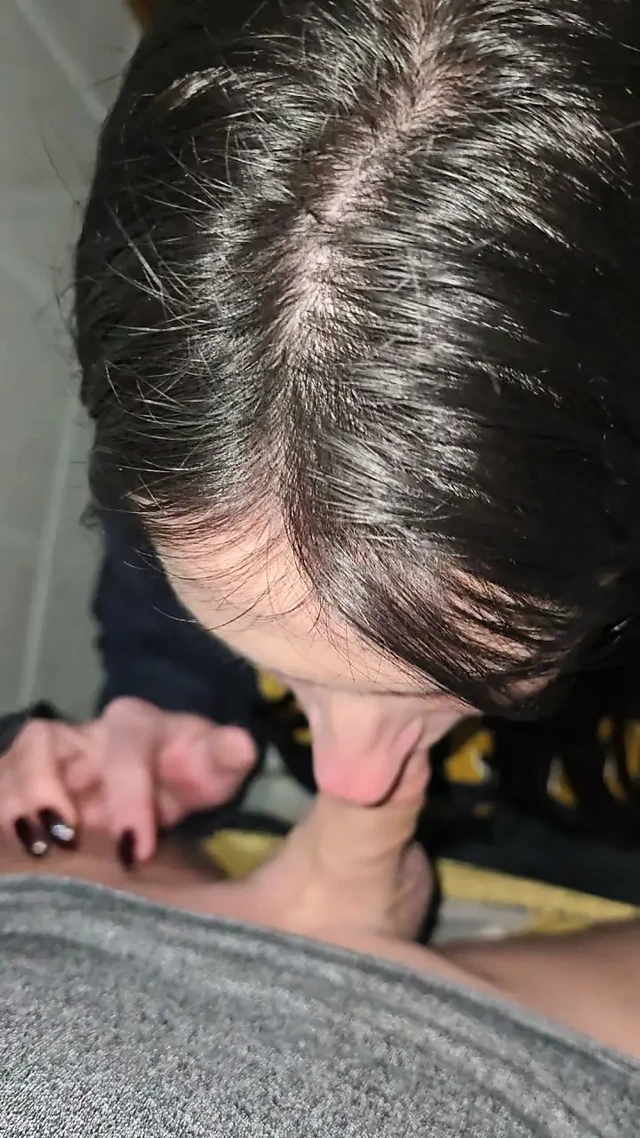 Gerçek orta yaşlı seksi kadın bar tuvaletlerinde sakso çekiyor ve yarak alıyor