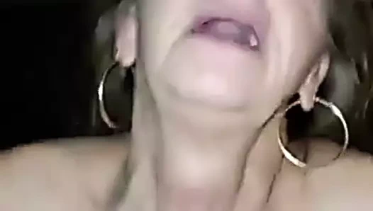 Madura disfrutando un buen cogidon