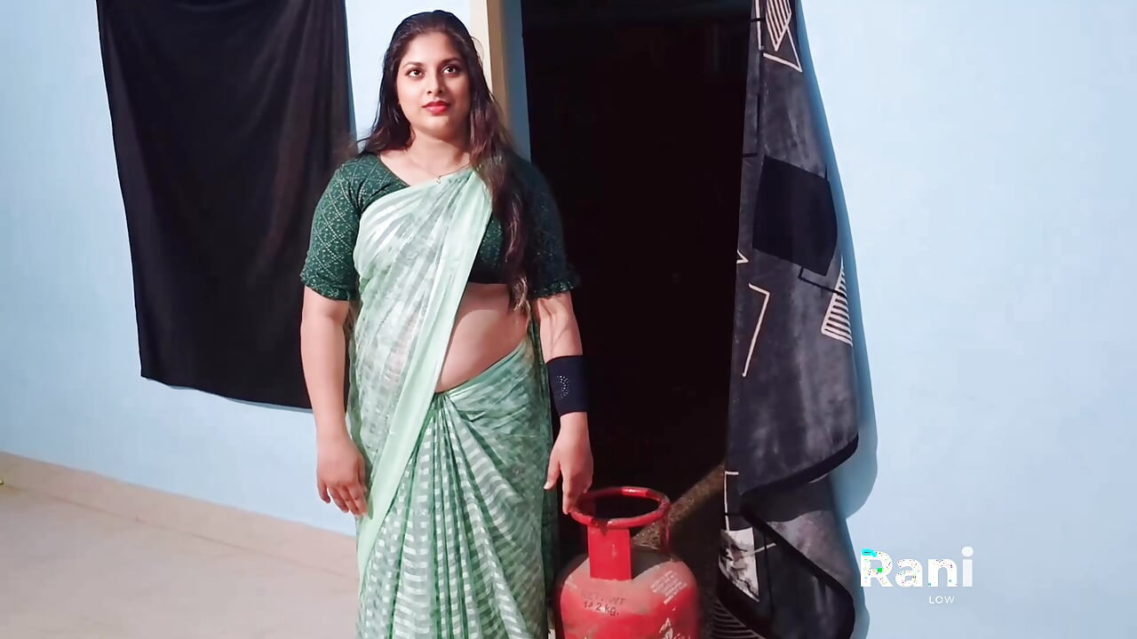 4K Gas Delivery Boy and Lonely Aunty Romance and Sex Secretly at Home