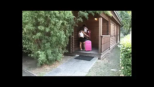 Duş alan genç kız üvey babası tarafından banyoda sikiliyor