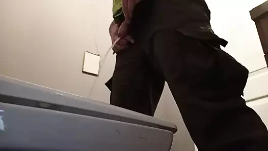 Umumi tuvalette uzun çiş akışı