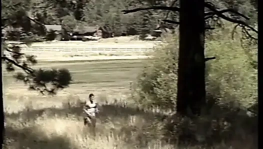 Fairehaired güzellik barbii kahvaltıdan önce sabah koşusu sırasında yakışıklı adamı aldı