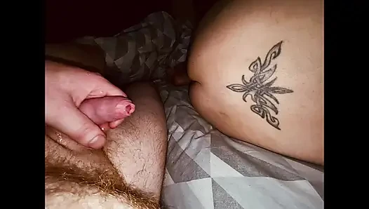 Baba işe gitmeden önce orta yaşlı seksi kadını nasıl tatmin edeceklerini biliyor. Kadının her yerine döl bırakıyor