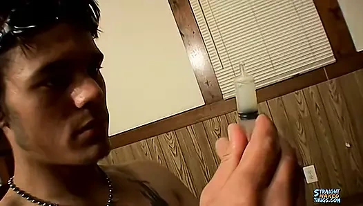 Heteroseksüel haydutlar sert üzerinde meyve suyu çıkarmaya çalışıyor