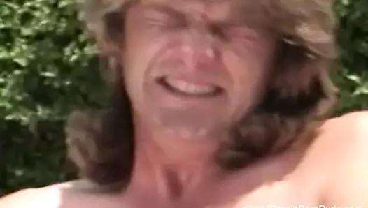 Pis ve tahrik edici bir oturumdan busty retro babes