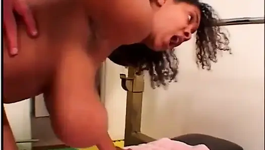 Siyah ve beyaz büyük doğal göğüsler sikişiyor... ağzına boşalma