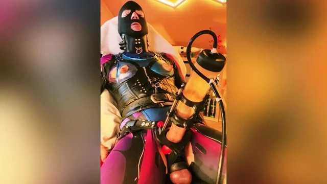 Makine sağılmış yarak domuz sürtük fahişe ibne meme ucu pompası sidik içiyor kaltak