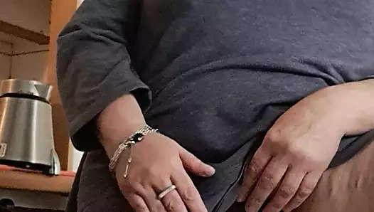 Orta yaşlı seksi kadın masada baştan çıkarıyor