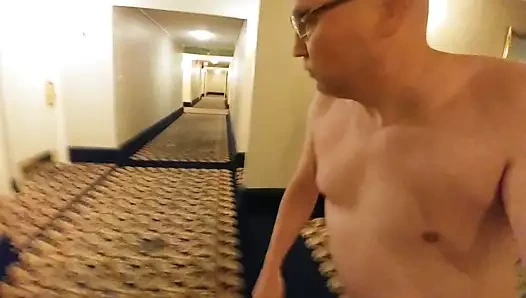 Greg Kuester otel koridorunda ve asansörde çıplak geziyor