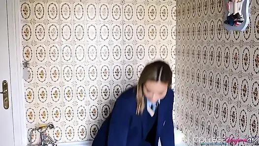 Natalia Forrest'ın yer aldığı banyoda oynuyor