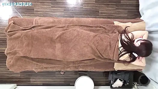 Sansürsüz çiğ dölleme, güzel ve zarif bir ofis hanımı geri dönüyor, ateşli yağa ve karşı konulmaz kokusuna çekiliyor
