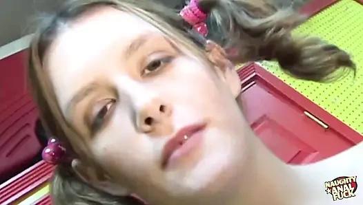 At kuyruklu ve büyük sarkık memeli esmer kanepede goatee babasına ait