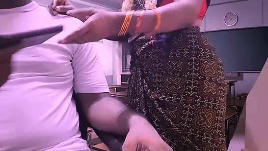 Roja, evli ve sınırsız bir öğretmen olarak mastürbasyon yapmaya yardım etti