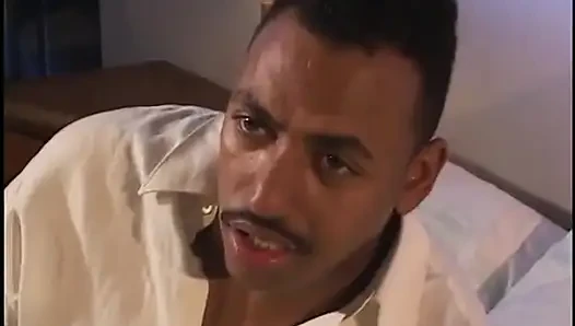 Azgın zenci bebek beyaz ve siyah bir adamla Afrikalı fantezisi üçlü seks yapıyor