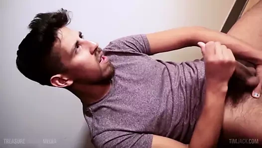 Sikecek kimse yok, bu yüzden mastürbasyon yapmak zorunda kaldım