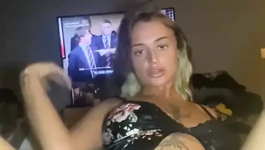 Bakire götlü dövmeli emo oyuncağı daha derine doğru iterken inlemeyi bırakamıyor