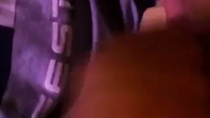 ıslak kedi ile oynamak